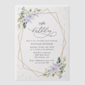 誕生日、紫の花、白い花、グリーン ベラム紙招待状 (正面)