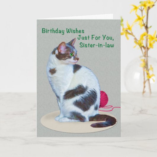 誕生日、義理の姉妹、緑色の目の猫カード カード (黄色い花)