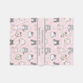 誕生統計ベビーガールギフト可愛い猫グレーピンクB フリースブランケット (正面(横))