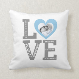 誕生Stats |のモダンのタイポグラフィの男の赤ちゃんの青 クッション