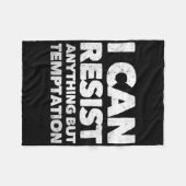 誘惑に勝てぬ フリースブランケット (正面(横))