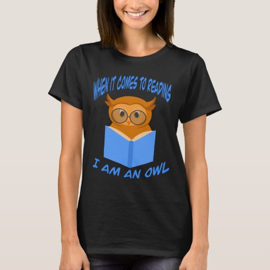 読書となると私はフクロウです 可愛い本の愛好家 Tシャツ (正面)