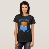 読書となると私はフクロウです 可愛い本の愛好家 Tシャツ (正面フル)