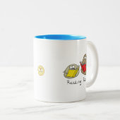 読書はマンガ本のコーヒー・マグを揺すります ツートーンマグカップ (正面右)