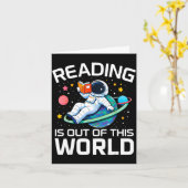 読書は宇宙の果てしなく広い空間を超えた宇宙飛行士 カード (黄色い花)