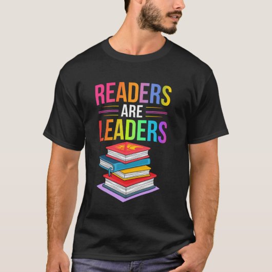 読書家はリーダー 色とりどりの本アート Tシャツ (正面)