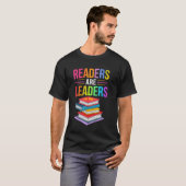 読書家はリーダー 色とりどりの本アート Tシャツ (正面フル)