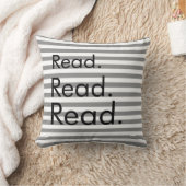読書。 読書。 読書。 灰色および白くストライプのな枕 クッション (ブランケット)