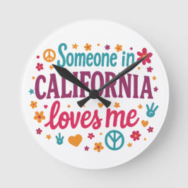 誰かがカリフォルニアで私を愛してる 笑えるギフト ラウンド壁時計