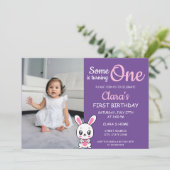 誰かが一枚の紫色の写真を1歳の誕生日に向けている 招待状 (スタンド正面)