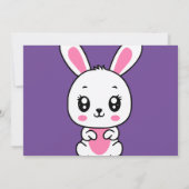 誰かが一枚の紫色の写真を1歳の誕生日に向けている 招待状 (裏面)