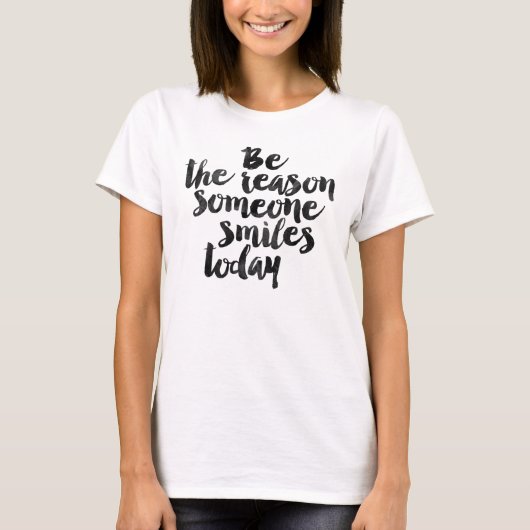 誰かが今日微笑させる理由があって下さい Tシャツ (正面)