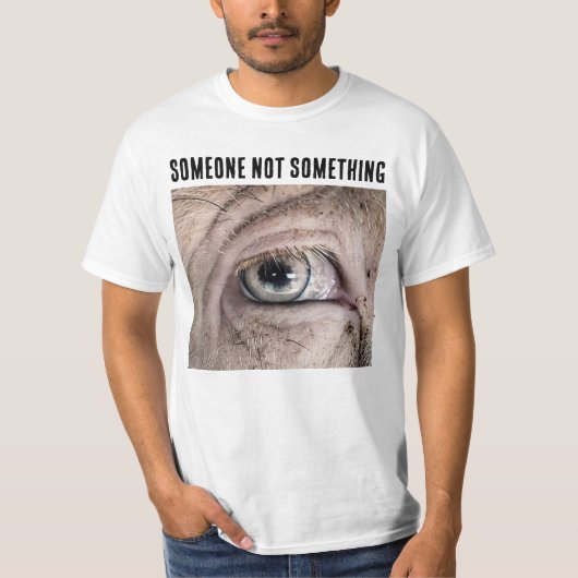 誰かが好きなのはモノではなくブタ Tシャツ (正面)