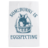 誰かが妊娠の発表を卵で推測している ミディアムペーパーバッグ (裏面)