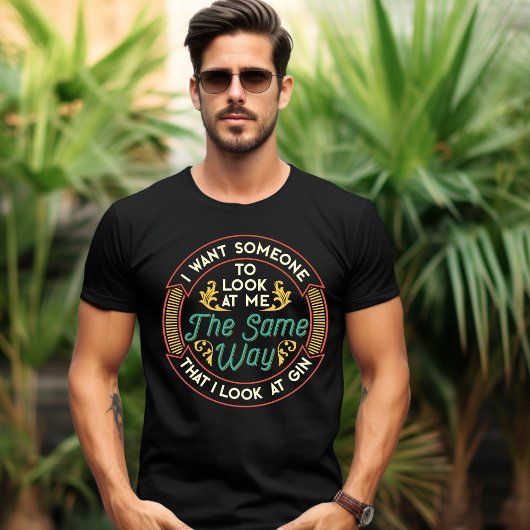 誰かが私をジンTシャツと同じように見る Tシャツ