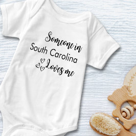 誰かが…私を愛しているブラックパーソナライズされた文字 ベビーボディスーツ