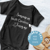 誰かが…私を愛している白パーソナライズされた文字 ベビーボディスーツ