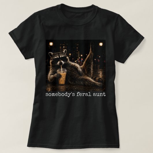 誰かの野生のおばさんTシャツ 面白いアライグマTシャツ Tシャツ (デザイン正面)