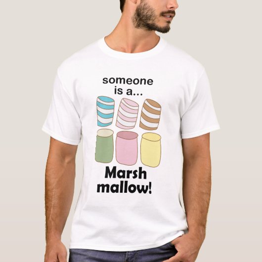誰かはマシュマロ 面白い食べ物の名言 Tシャツ (正面)