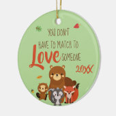 誰かを愛するために一致する必要がありません-促進して下さい セラミックオーナメント (左)