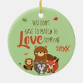誰かを愛するために一致する必要がありません-促進して下さい セラミックオーナメント (裏面)