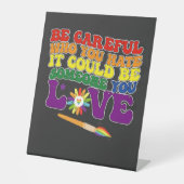 誰か愛を憎んでいるか気をつけなさい 台座サイン (正面)