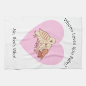 誰があなたを愛しているベビー?フールズベビーシャワーバレンタイン キッチンタオル (横)