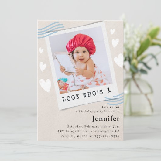 誰がおもしろい1歳の誕生日招待状を回しているか見る 招待状 (スタンド正面)