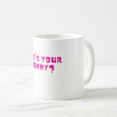 誰がお母さん？面白Tシャツ コーヒーマグカップ (正面右)