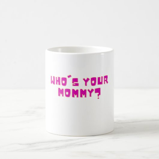 誰がお母さん？面白Tシャツ コーヒーマグカップ (中央)