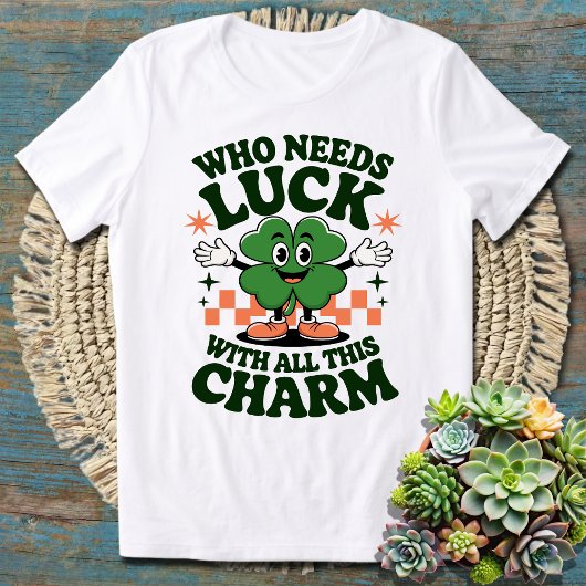 誰がこのチャームで幸運を必要とする – St. Patrick's Tシャツ