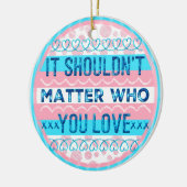 誰がトランスのステッカーを愛しているかは関係ない セラミックオーナメント (左)