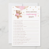 誰がママのゲーム最高の赤ん坊シャワーパーティーカードを知っている 招待状 (正面)
