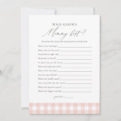 誰がママのピンクの最高のギンガムの赤ちゃんシャワーのゲームを知っている 招待状 (正面)