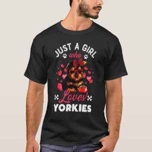 誰がヨークシャーテリアを愛するCute Yorkshire Terrier Tシャツ