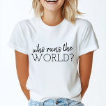 誰が世界を走る |ガールパワーフェミモダンニズム Tシャツ<br><div class="desc">タイポグラフィシンプルの引用文アートTシャツスタイリッシュは、自分のスローガンやフレーズで簡単に使えモダンるミニマルな世界でパーソナライズされたす。ビヨンスインスパイアの「世界」の歌で。愛する人への完璧な贈り物！</div>
