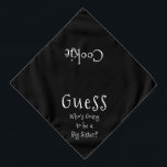 誰が姉の黒犬になるだろうと思う バンダナ<br><div class="desc">白いバンダナかわいいおもしろい文字発表…誰が姉になるかな？お前のペットも家族の一員だから！新しいペットやベビーを発表するのに最適！背景色は、フォントスタイル、サイズ、および/または色のように、任意の色にカスタマイズ可能。選べばいい。文字を変更して、ビッグブラザー、叔父、叔母、母、父、従兄弟など後を追の"このテンプレートをパーソナライズ"リンクによって言うことができる。自分で作れ！</div>