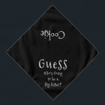 誰が姉の黒犬になるだろうと思う バンダナ<br><div class="desc">白いバンダナかわいいおもしろい文字発表…誰が姉になるかな?お前のペットも家族の一員だから!新しいペットやベビーを発表するのに最適!背景色は、フォントスタイル、サイズ、および/または色のように、任意の色にカスタマイズ可能。選べばいい。文字を変更して、ビッグブラザー、叔父、叔母、母、父、従兄弟など後を追の"このテンプレートをパーソナライズ"リンクによって言うことができる。自分で作れ!</div>