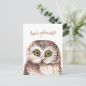 誰が年をとったの？ 面白い誕生日賢いフクロウユーモア ポストカード (スタンド正面)