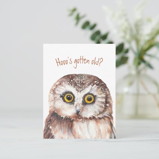 誰が年をとったの？ 面白い誕生日賢いフクロウユーモア ポストカード (スタンド正面)