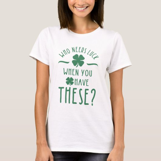 誰が幸運を得る時にこれを持っている? Tシャツ (正面)