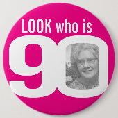 誰が白に90フォトピンク 缶バッジ (正面)
