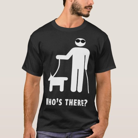 誰が盲目のユーモアのジョークがある Tシャツ (正面)