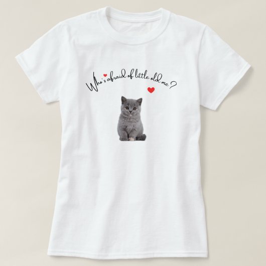 誰が私に小さな古い恐れ、猫のシャツのギフト Tシャツ (デザイン正面)