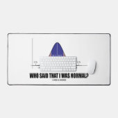 誰が私を正常だと言った？ベルカーブギークユーモア デスクマット (キーボード&マウス)