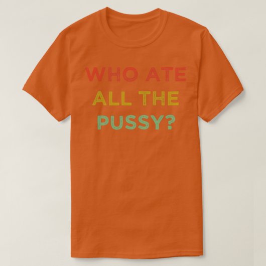 誰が食べ全てのPussy攻撃おもしろいレトロ文字 Tシャツ (デザイン正面)