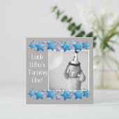 誰が1歳になるかを見る、ファースト誕生日招待状 招待状 (スタンド正面)