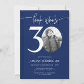 誰が30歳か見て | ネイビー30th誕生日招待状 招待状 (正面)