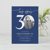 誰が30歳か見て | ネイビー30th誕生日招待状 招待状 (スタンド正面)