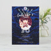 誰が30歳か モダン ディスコ レトロ フォト バースデー 招待状 (スタンド正面)